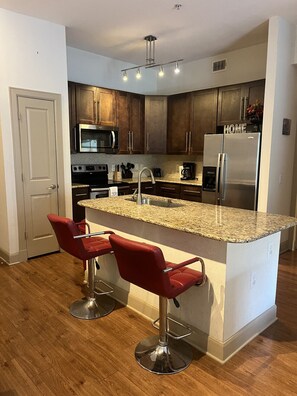 Jääkaappi, mikroaaltouuni, uuni, liesi