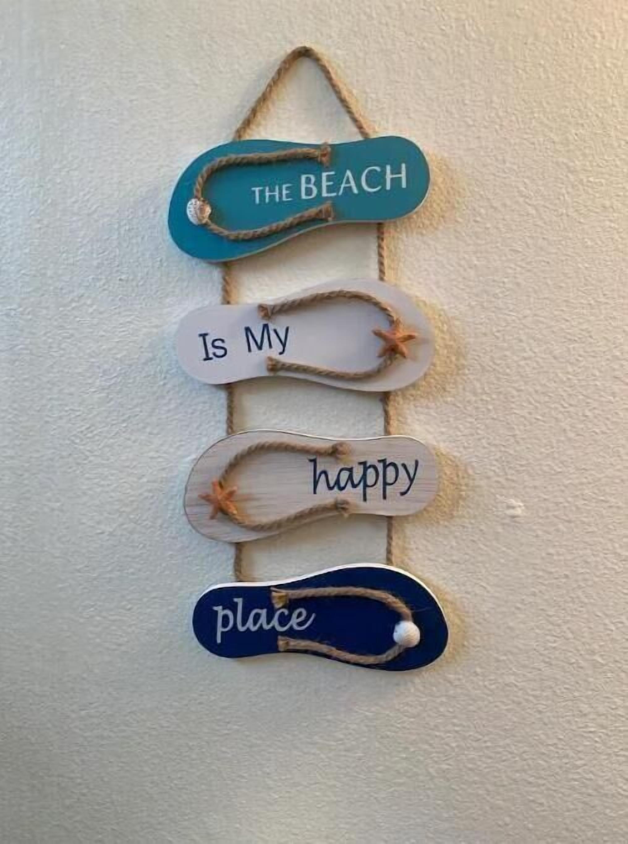 Eine Wanddekoration mit dem Text 'The Beach Is My Happy Place'.