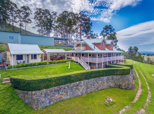 Bimbadeen Mountain House - Valley views abound from this unique stone home