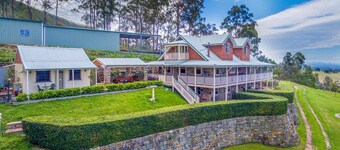 Bimbadeen Mountain House - Valley views abound from this unique stone home