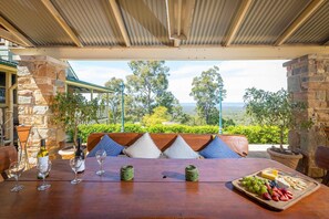 Outdoor dining - Bimbadeen Mountain House - Valley views abound from this unique stone home (Mount View)