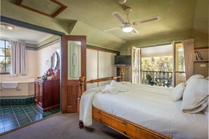 4 bedrooms, iron/ironing board, Internet, bed sheets - Bimbadeen Mountain House - Valley views abound from this unique stone home (Mount View)