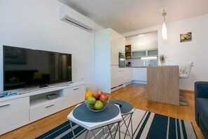 TV, books - Apartment Olive - modern apartment with garden view (Selce)
