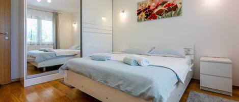 2 bedrooms, iron/ironing board, free WiFi, bed sheets