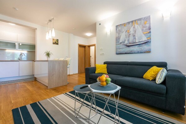 TV, books - Apartment Olive - modern apartment with garden view (Selce)