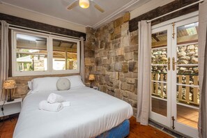 5 bedrooms, iron/ironing board, Internet, bed sheets - Bimbadeen Mountain Retreat - Mountainside retreat with panoramic views (Mount View)