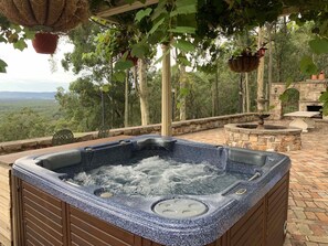 Outdoor spa tub - Bimbadeen Mountain Retreat - Mountainside retreat with panoramic views (Mount View)