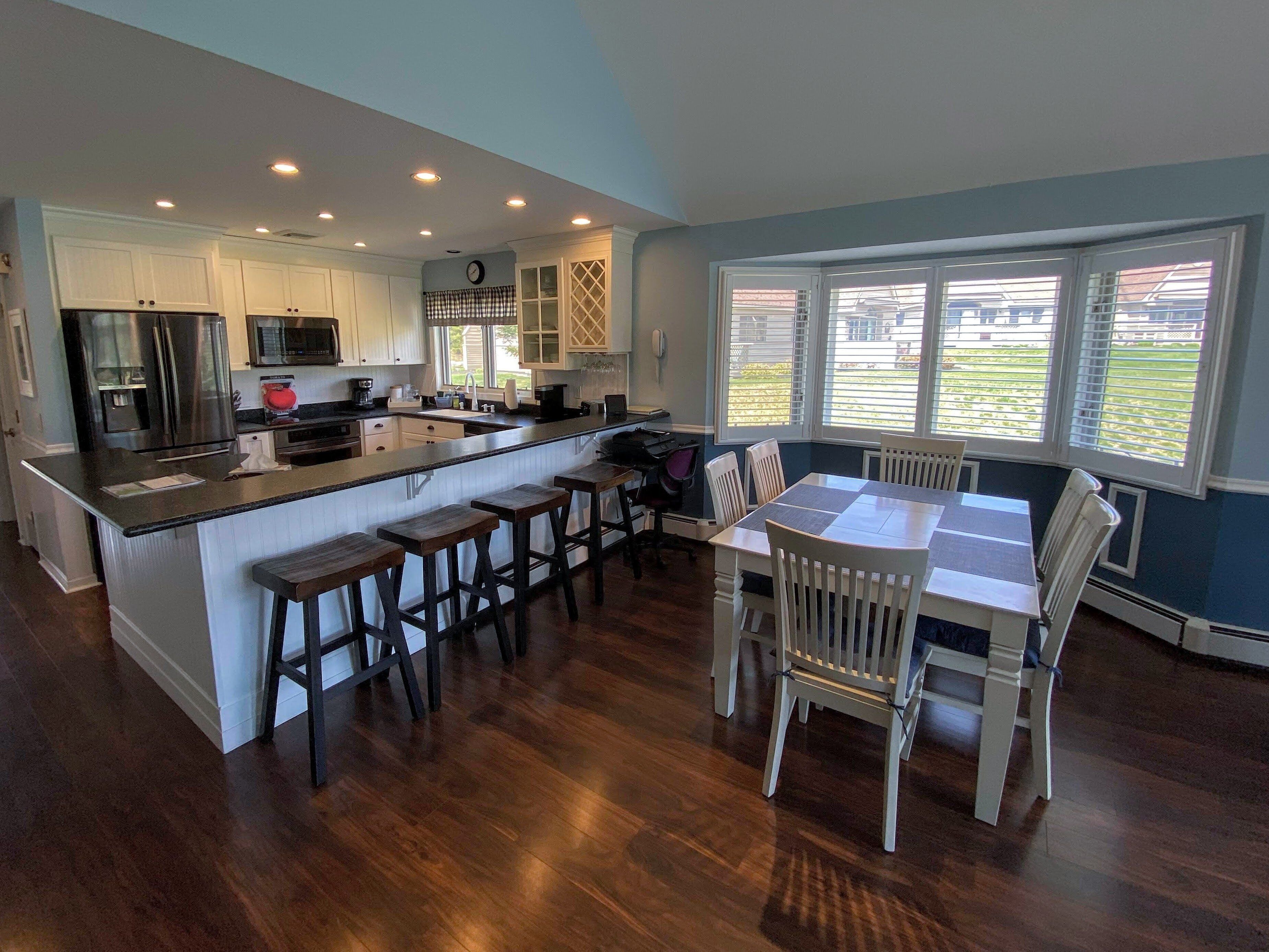 F39 Classy Bretton condo with AC, wifi, mountain views, updated bathrooms right on the golf course!