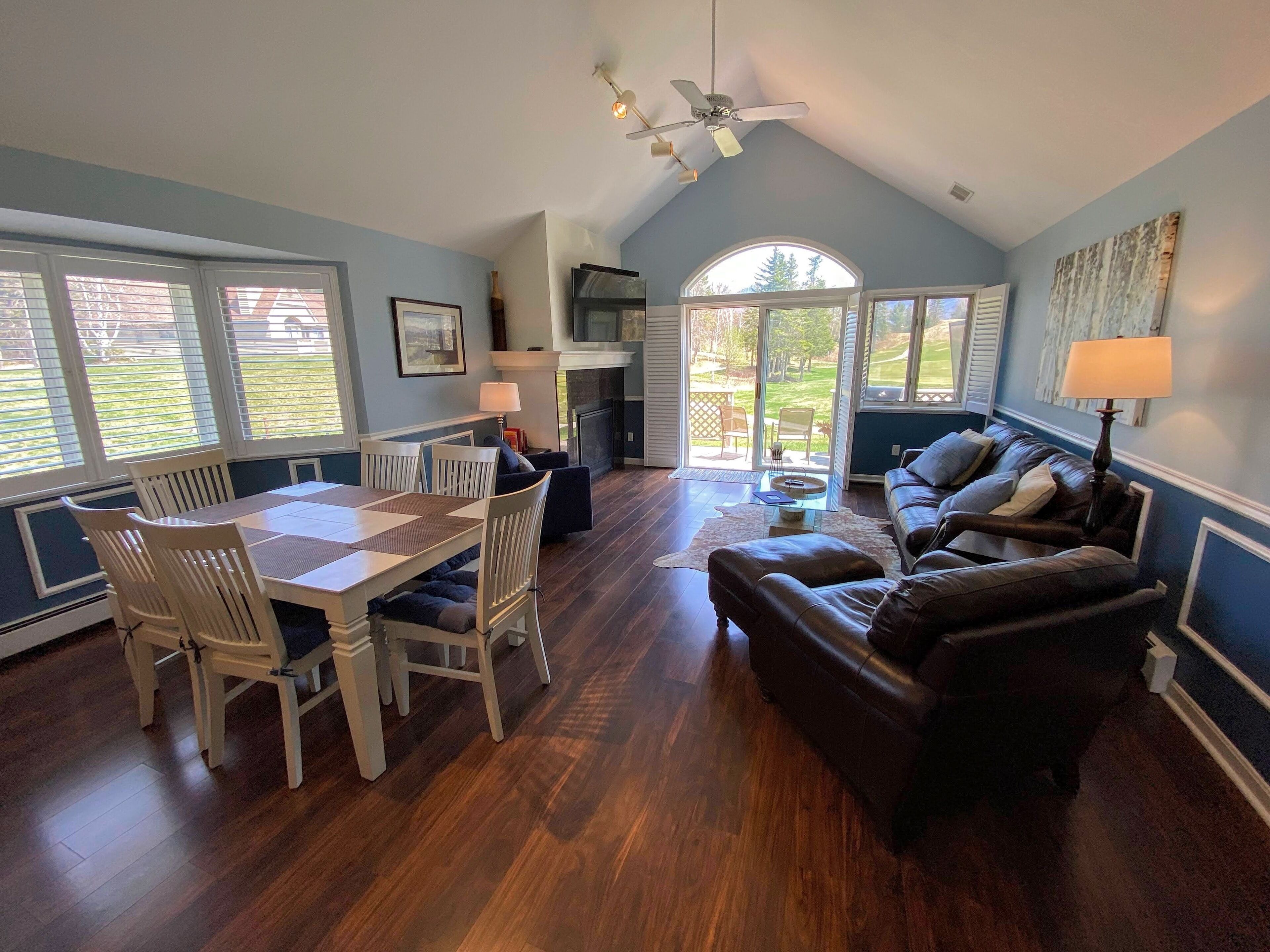 F39 Classy Bretton condo with AC, wifi, mountain views, updated bathrooms right on the golf course!