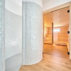 Sauna, bain à remous, soins corporels, soins du visage