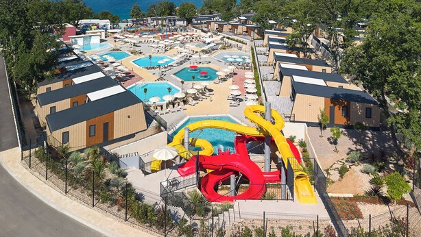 A resort with multiple swimming pools, a water slide, and a view of the sea. - Aminess Style Glamping Villas & Holiday Homes Atea (Omisalj)