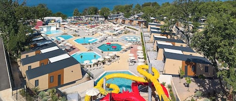 Una piscina al aire libre de temporada (de 10:00 a 19:00), sombrillas