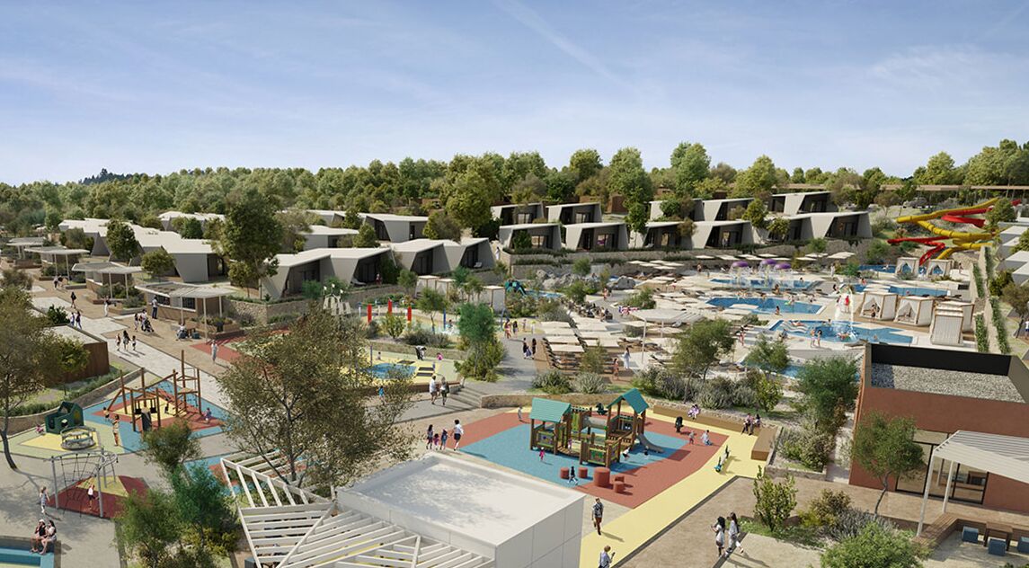 Un complexe hôtelier proposant plusieurs types d’hébergements en style bungalow, un espace piscine central et un terrain de jeux.