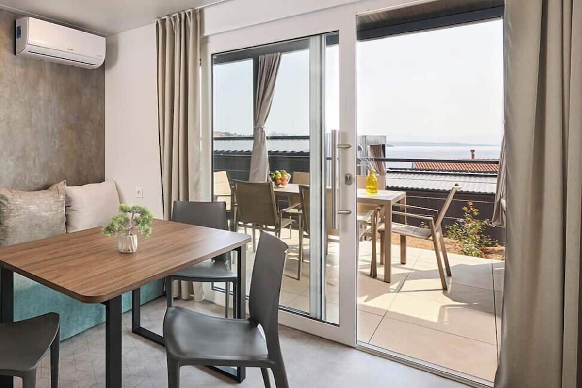 Premium Holiday Home | 起居区 | 50-英寸智能电视(配备有线频道)