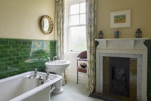 House | Bathroom - The Seat of the Barony of Alyth, a Stately Manor (Blairgowrie)