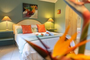 2 bedrooms, in-room safe, free WiFi, bed sheets - Quiet guest house surrounded by nature. (George)