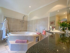 Combined shower/bathtub, jetted bath, hair dryer, towels - Quiet guest house surrounded by nature. (George)