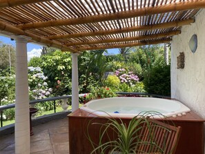 Tina de hidromasaje al aire libre