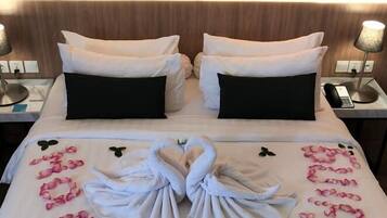 1 quarto, frigobar, cofres nos quartos, escrivaninha