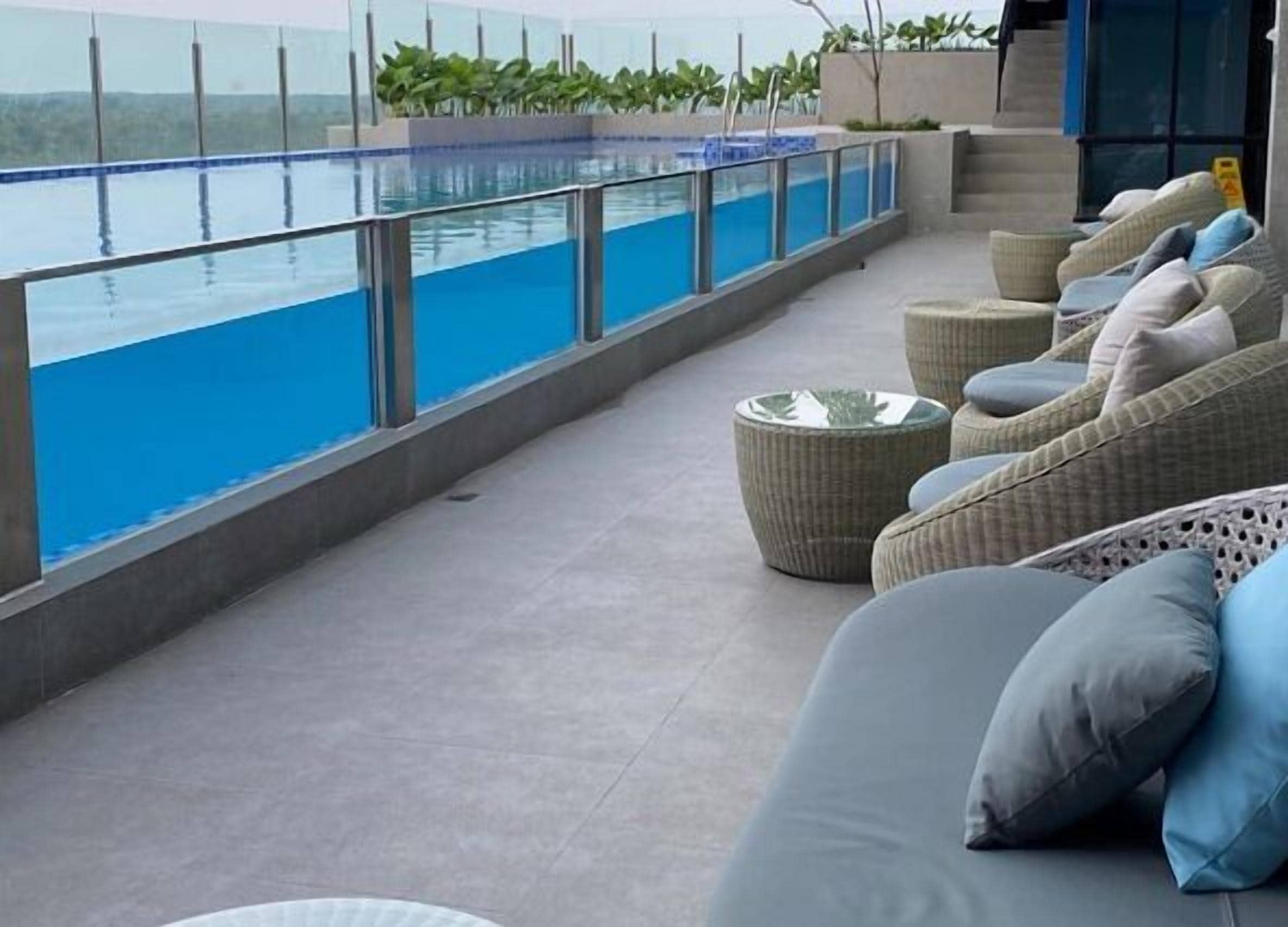 Utendørsbasseng og badevakt