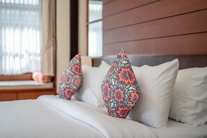Individually decorated, individually furnished, desk, laptop workspace - Villa Litera Seminyak (Seminyak)