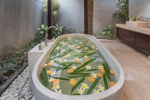 Separate bathtub and shower, deep-soaking bathtub, towels, soap - Villa Litera Seminyak (Seminyak)
