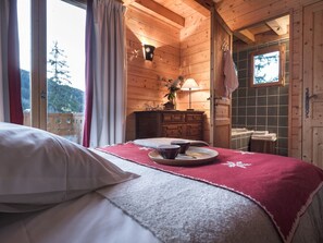 5 bedrooms, free WiFi, bed sheets