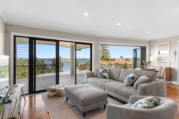 TV - Shawhaven - Luxurious Family Home (East Ballina)