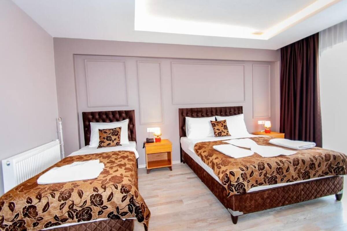 Deluxe Room | In-room safe, desk, laptop workspace, soundproofing