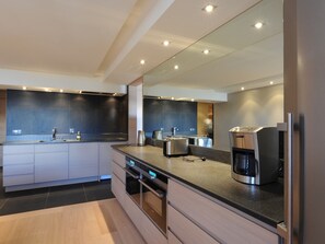 Fridge, microwave, oven, dishwasher - Elegant apartment in Courchevel Village, 3 bedrooms, pets allowed (Courchevel 1550)