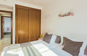 2 slaapkamers, een kluis op de kamer, een strijkplank/strijkijzer