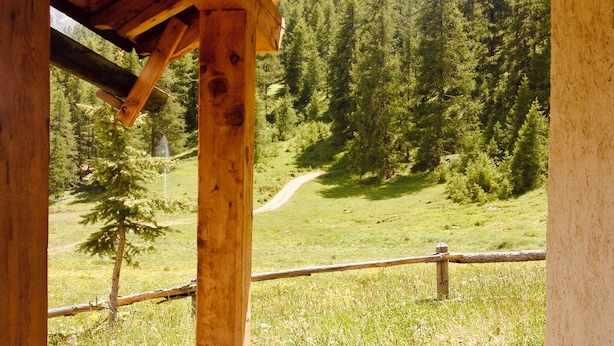 A wooden structure with a view of a forested hillside and a dirt path. - IN NEED OF FRESH AIR, NATURE AND CALM? (Molines-en-Queyras)