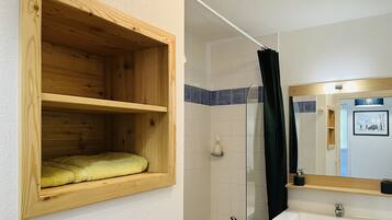 Ensemble douche/baignoire, sĂšche-cheveux, serviettes fournies, savon