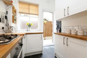 Fridge, oven, stovetop, dishwasher