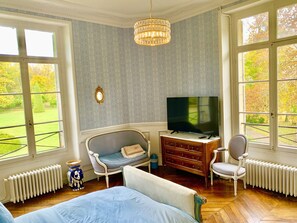 Deluxe Room | Individually decorated, individually furnished, blackout drapes