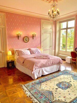 Suite (Jacuzzi) | Individually decorated, individually furnished, blackout drapes