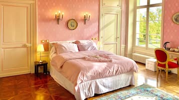 Suite (Jacuzzi) | Luxe beddengoed, verduisterende gordijnen, reisbedje, gratis wifi