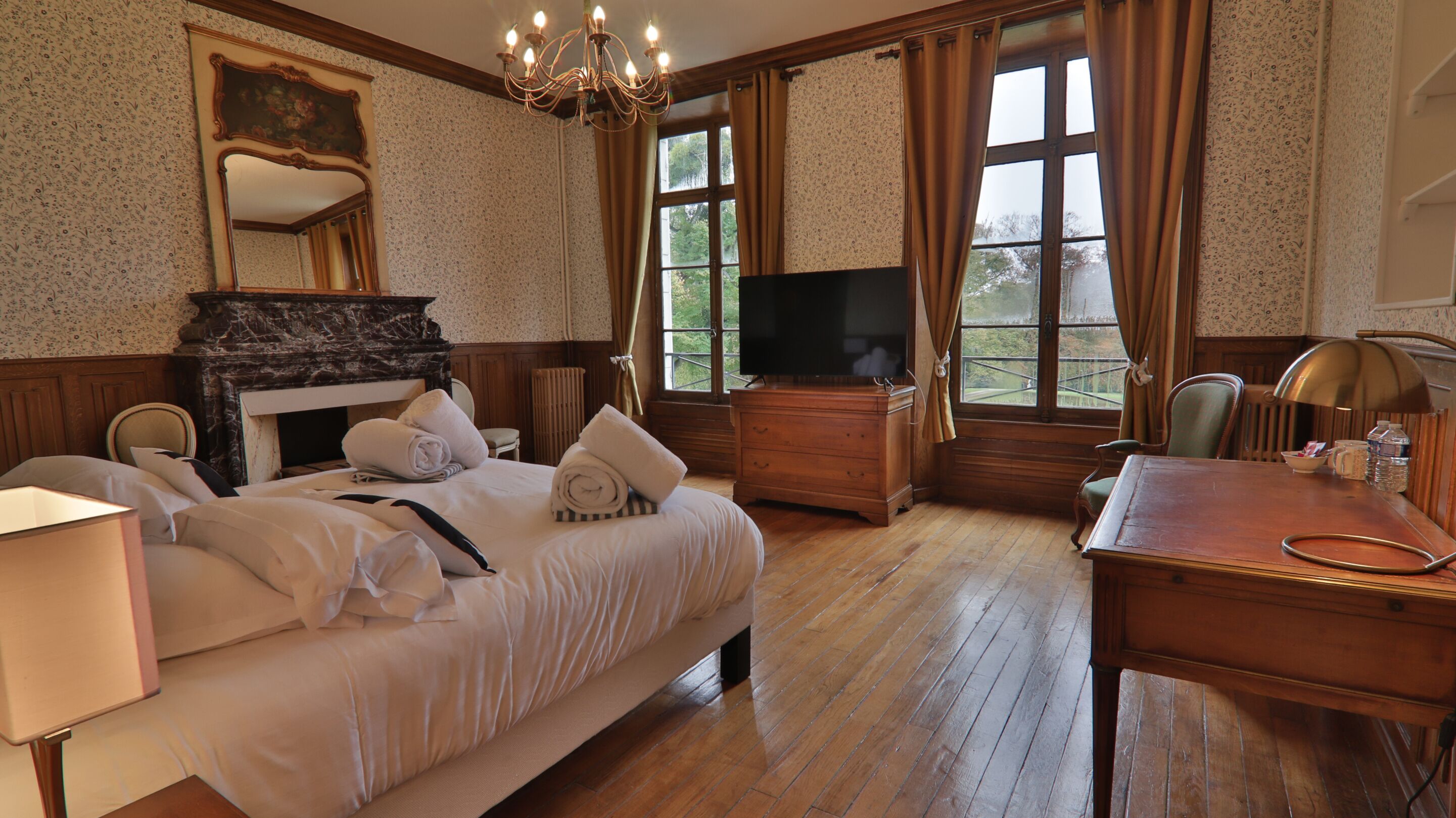 Romantisk rom | Sengetøy av topp kvalitet, blendingsgardiner og reiseseng for barn