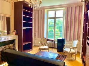 Suite (Jacuzzi) | Living room | 55-cm flat-screen TV with cable channels, TV