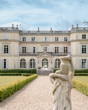 A stately building with a symmetrical facade, large windows, and a central entrance with steps. - Le Château du Boulay Morin (Le Boulay-Morin)