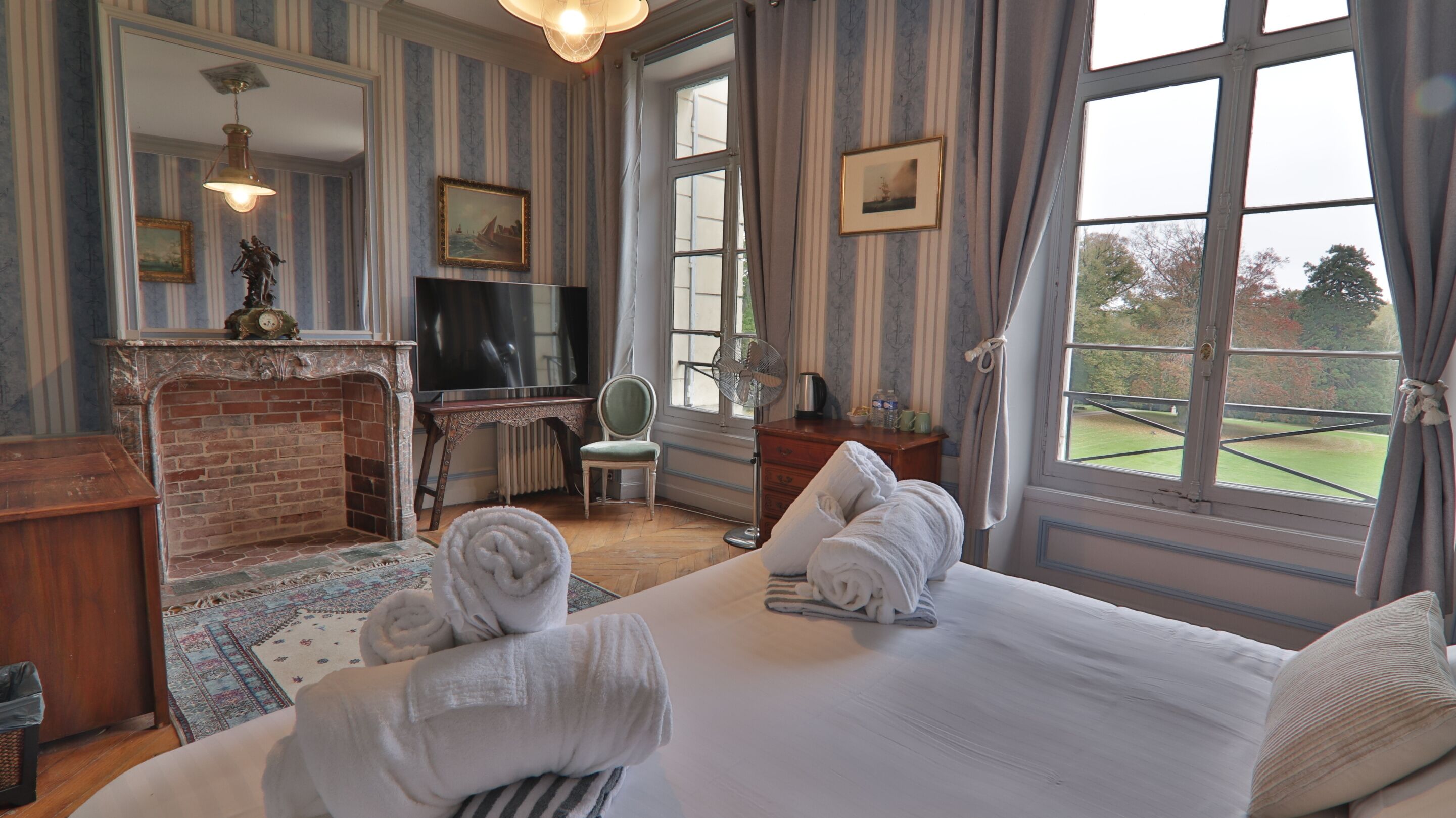 Phòng phong cách cổ điển | Bộ đồ giường cao cấp, màn/rèm cản sáng, nôi/cũi di động 