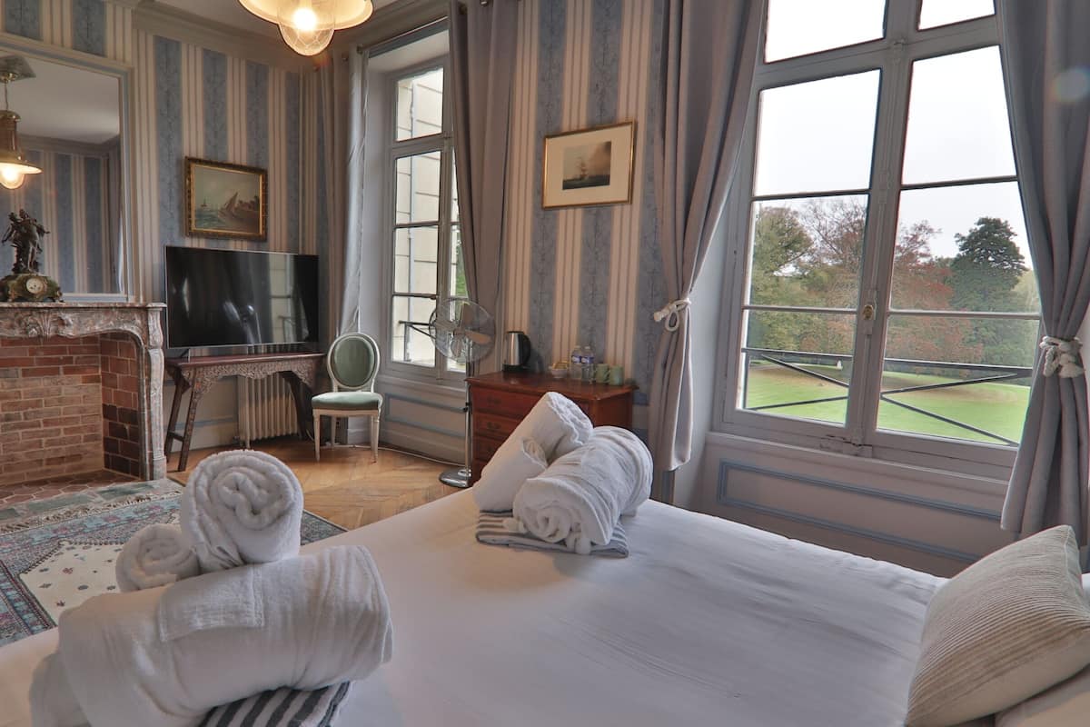 Phòng phong cách cổ điển | Bộ đồ giường cao cấp, màn/rèm cản sáng, nôi/cũi di động