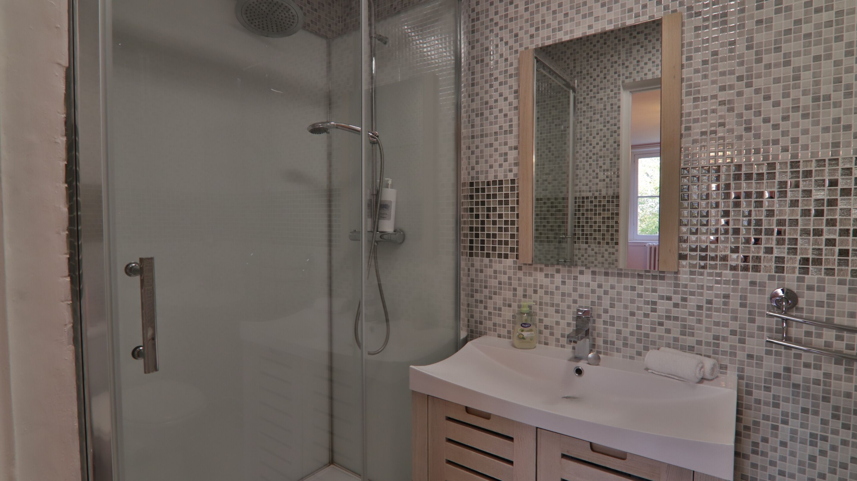 Phòng dành cho gia đình | Phòng tắm | Máy sấy tóc, áo choàng tắm, khăn tắm, xà phòng 