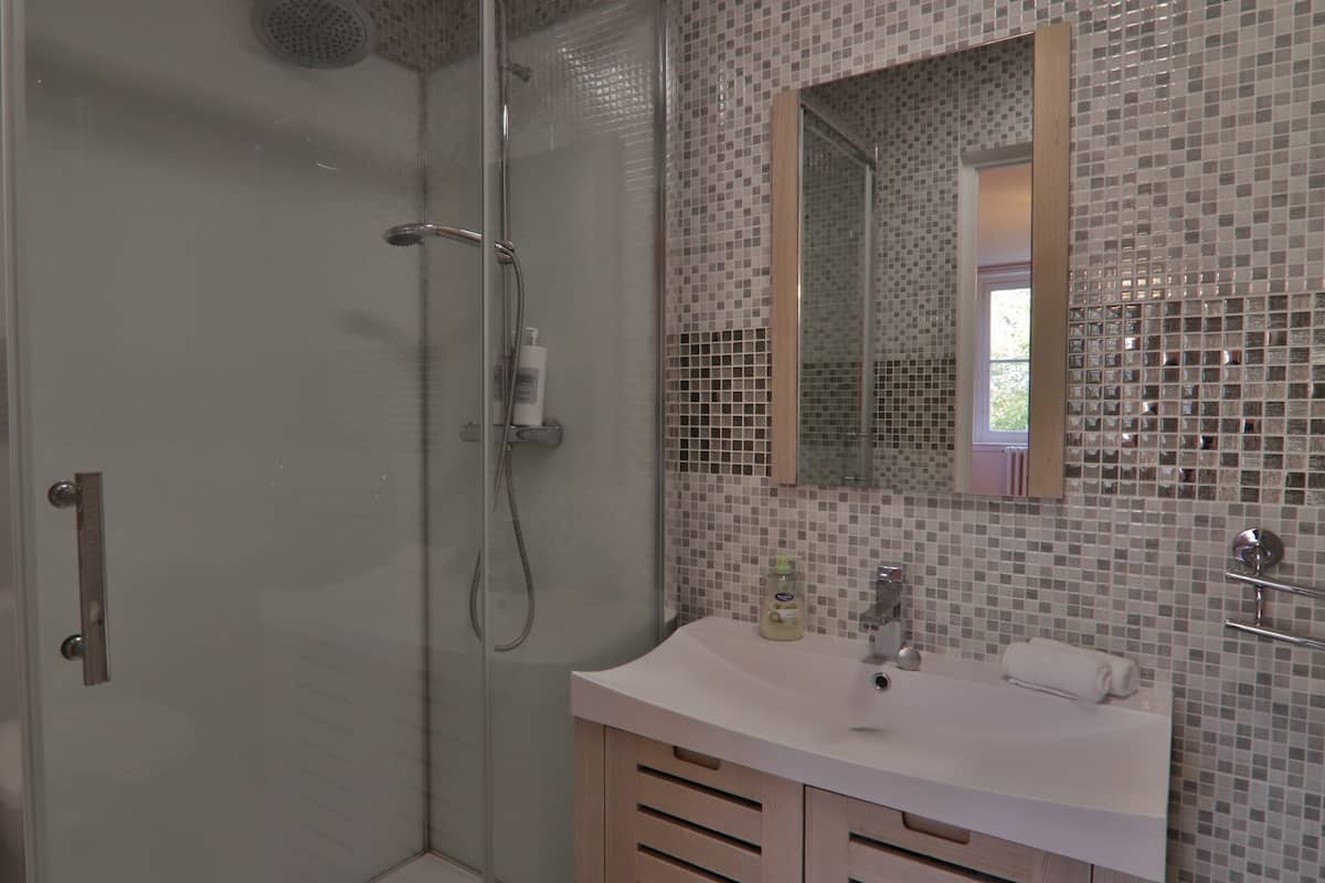 Phòng dành cho gia đình | Phòng tắm | Máy sấy tóc, áo choàng tắm, khăn tắm, xà phòng