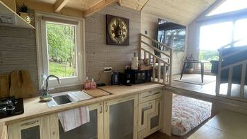 Familie chalet, 2 slaapkamers, niet-roken, keuken | Gemeenschappelijke keuken | Een koelkast, een microgolfoven