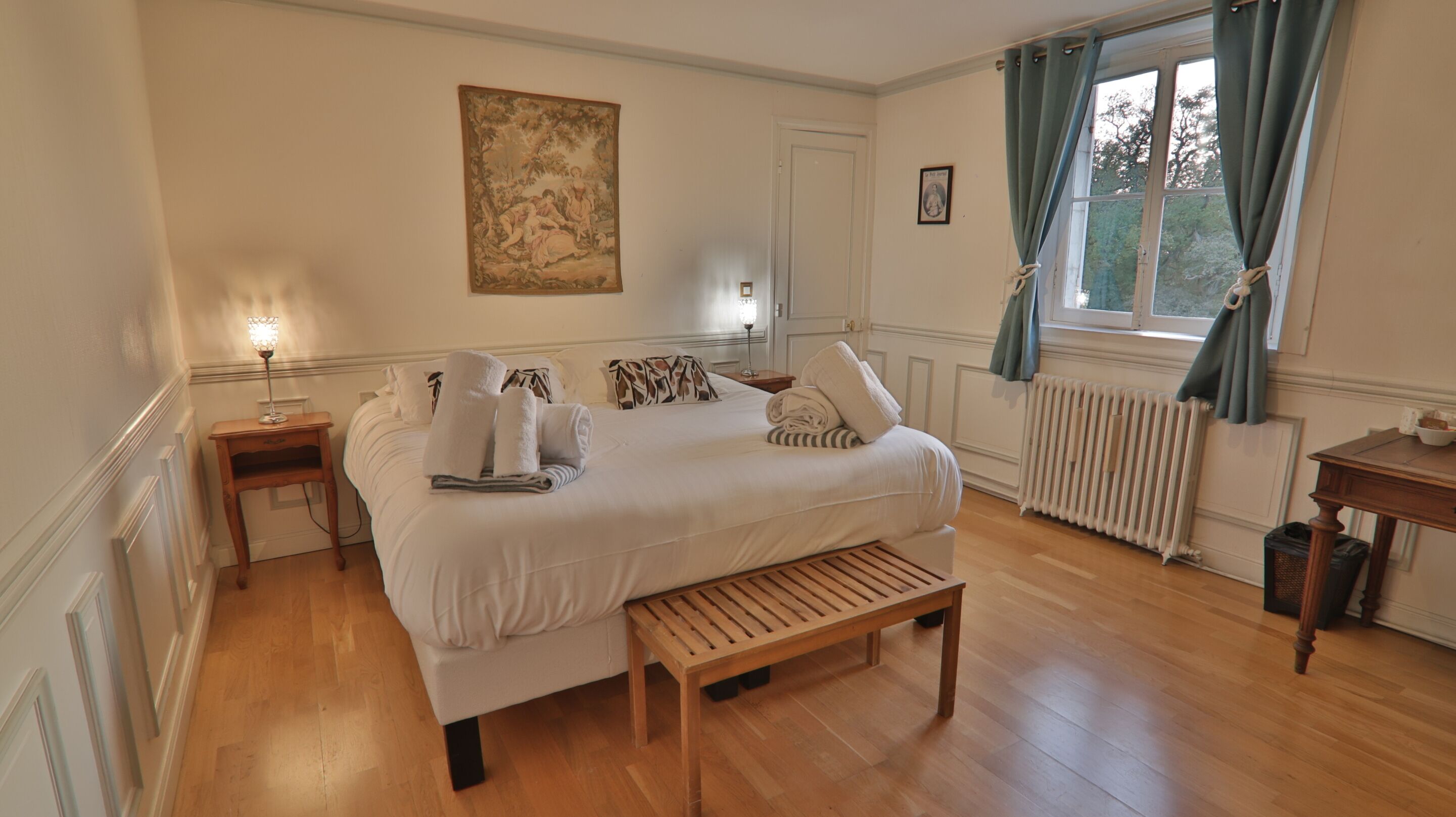 Phòng Suite dành cho gia đình, có phòng tắm riêng, quang cảnh hồ bơi | Bộ đồ giường cao cấp, màn/rèm cản sáng, nôi/cũi di động 