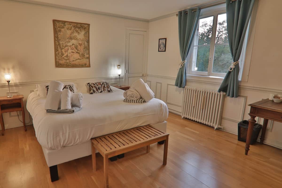 Phòng Suite dành cho gia đình, có phòng tắm riêng, quang cảnh hồ bơi | Bộ đồ giường cao cấp, màn/rèm cản sáng, nôi/cũi di động