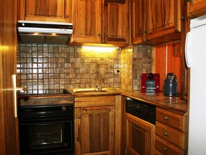 Fridge, microwave, oven, dishwasher - Courchevel 1850: Sunny ski-in/ski-out apartment with balcony, parking, wifi (Courchevel 1850)