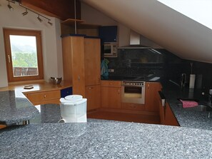 Een microgolfoven, een oven, een vaatwasser