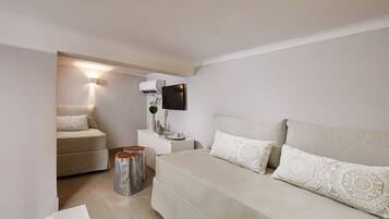 Deluxe Family Room with Balcony | 1 habitación, sábanas de algodón egipcio y ropa de cama de alta calidad